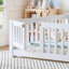 Lit double pour enfant avec garde-corps de sécurité et porte d'entrée, fabrication en contreplaqué de pin, blanc doux-129232618