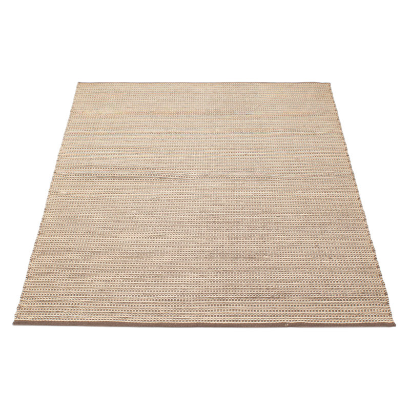 Confort moelleux avec un look et une texture artisanaux. Les fils doux et lustrés sont tissés à la main pour créer un éventail de textures, y compris des boucles surdimensionnées et des surfaces planes riches en dimensions.