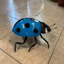 Petite statue d'insecte bleue surdimensionnée
