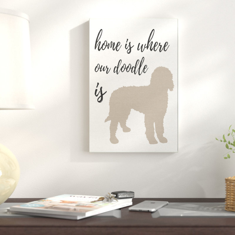 «Home is Where Our Golden Doodle is» par Daphne Polselli, reproduction d'art textuel sur toile, H 30 po x l 24 po