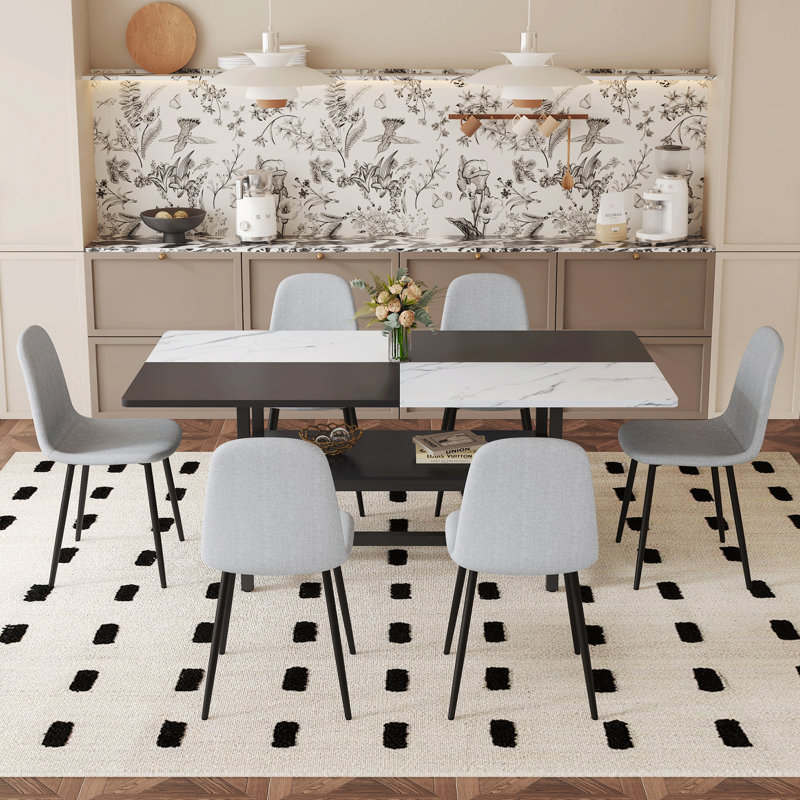 Table de salle à manger avec fonction de rangement au milieu des pieds de la table, jumelée à 6 chaises avec coussins arrondis