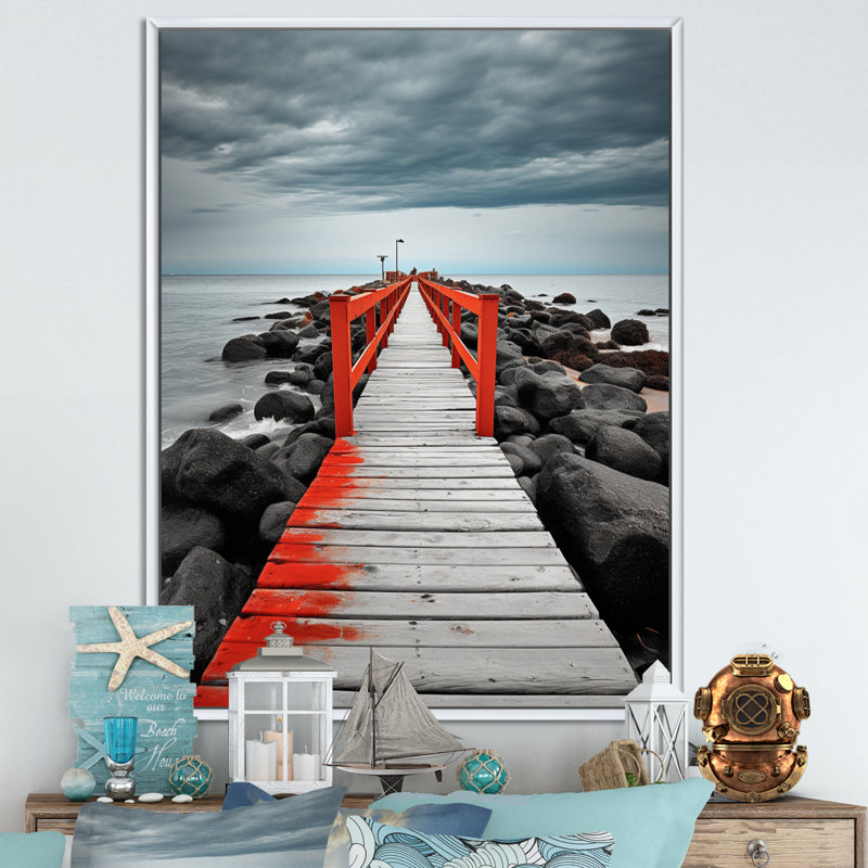 Beach Pier Perspect Black V sur toile, L 12 po x H 20 po, Cadre flottant blanc