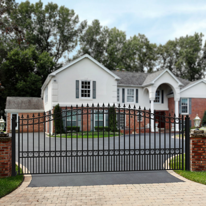 London Style Black Steel Arched Driveway Gate with Pointed Pickets