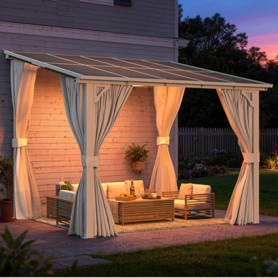 Pergola blanche avec toit rigide et abri de jardin avec rideaux et moustiquaire
