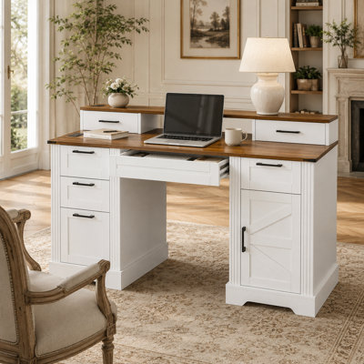 Bureau d'ordinateur de style ferme de 150 cm (59 pouces) avec finition texturée porte de grange, support pour écran et plateau pour clavier inclus.