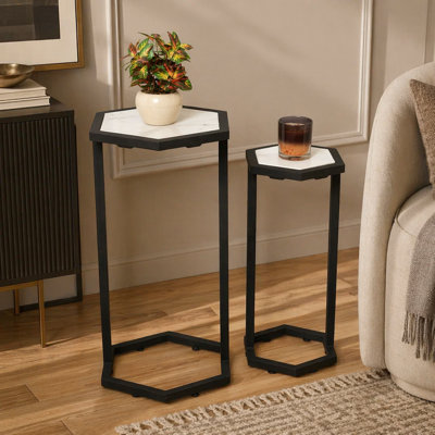 Ensemble de 2 tables gigognes élégantes, dessus en marbre hexagonal avec cadres en métal noir pour intérieurs modernes et transitionnels