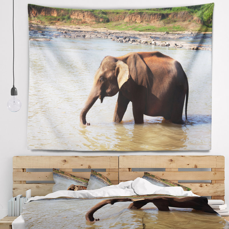 Tapisserie «Éléphant d'Afrique» dans l'eau au sri lankais, H 32 po x l 39 po