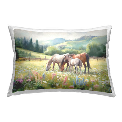 Coussin décoratif imprimé Chevaux et poulain dans la prairie par Ramona Murdock