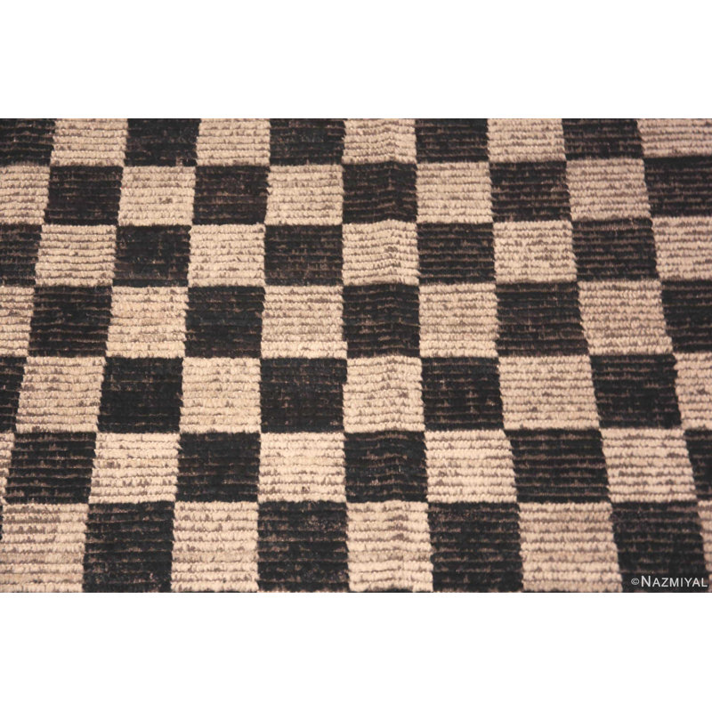 Tapis asiatique moderne à motif de carreaux unique en son genre