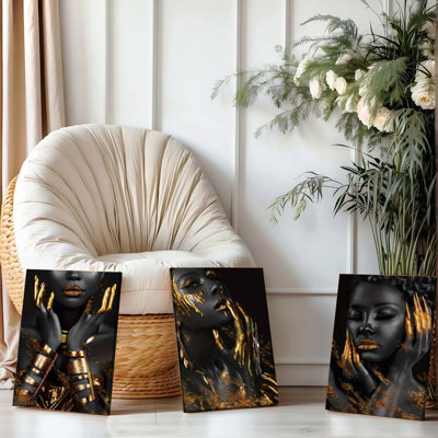 Ensemble de 3 affiches encadrées représentant une femme afro-américaine aux accents dorés. Décoration murale moderne noire et or. Portrait abstrait d'une femme sur toile, idéal pour le salon, la chambre ou le bureau. Décoration murale élégante et contemporaine.