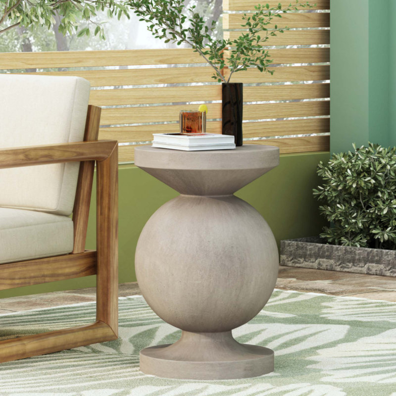 Table de bout moderne en béton léger avec base à piédestal, parfaite pour une utilisation élégante ou fonctionnelle à l'extérieur ou à l'intérieur.