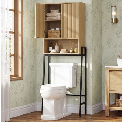 Armoire de rangement au-dessus de la toilette de 25 po, organisateur de salle de bain avec tablette réglable, rangement de salle de bain peu encombrant avec portes cannelées, armoire de toilette autoportante, chêne naturel