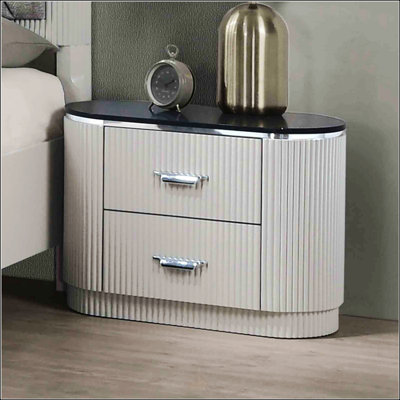 Table de chevet contemporaine gris clair avec dessus en pierre et poignées chromées, idéale pour les chambres à coucher modernes et le rangement sans encombrement