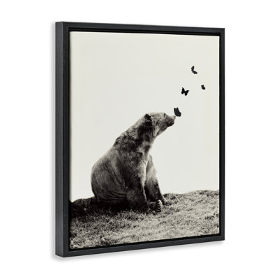 "Serene Bear" avec papillons, art mural encadré or sur toile flottante, design par Sundance Group, LLC