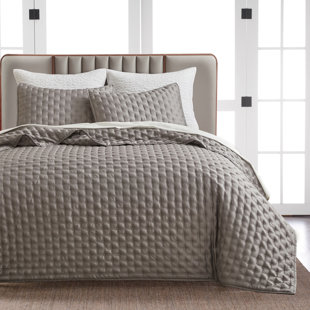 Ensemble de courtepointe Lana Tencel soyeux par Studio 16, Toronto. Fabriqué en 100% TENCEL, cet ensemble offre une sensation exceptionnellement douce au toucher, offrant une touche douce et soyeuse qui rehausse votre expérience de sommeil.