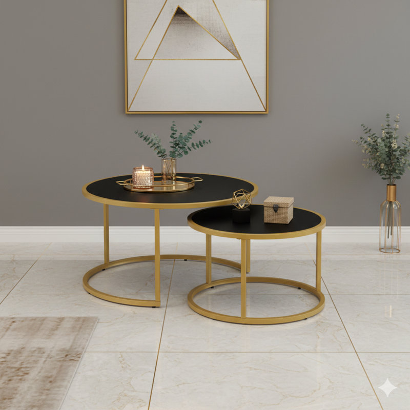 Ensemble de deux tables gigognes contemporaines avec dessus en similicuir et bases en métal doré. Sert de tables d'appoint pour les ensembles de salon.
