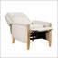 Chaise inclinable classique de style campagnard avec cadre en bois massif et revêtement en tissu rayé blanc-gris pour une assise confortable