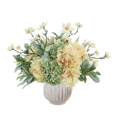 Arrangement floral papillon dans un vase, magnolia, hortensias et oreille d'agneau