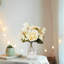Arrangement floral en soie rose dans un vase-253598619