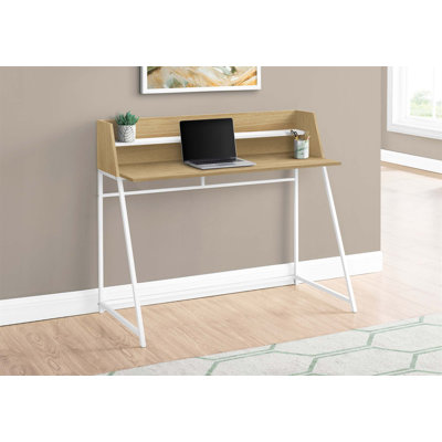 Bureau d'ordinateur moderne en stratifié naturel avec tablettes de rangement et base en métal robuste pour le travail à domicile