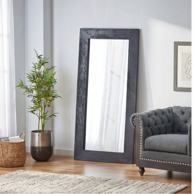 Miroir sur pied en bois de manguier rustique, noir / brun, 32 po x 64 po