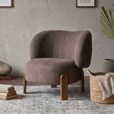Fauteuil d'appoint classique à oreilles avec assise rembourrée moelleuse et pieds en bois massif pour un confort optimal à la maison.