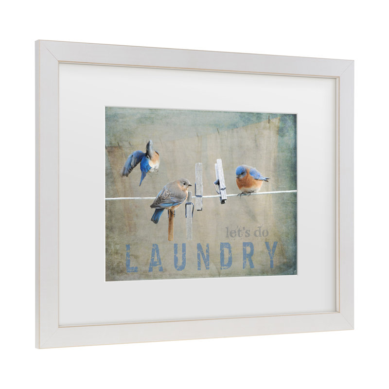 «Laundry Day Bluebirds» par Jai Johnson, H 13 po x l 16 po x P 0,75 po, Blanc