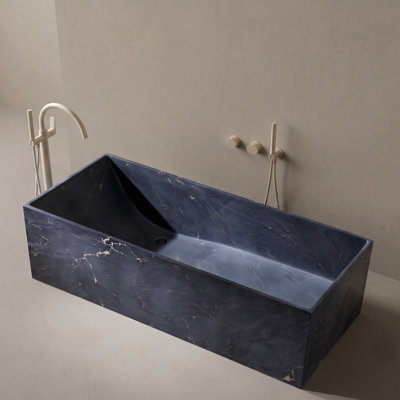 Baignoire autoportante 67 po rectangulaire noire matte et en résine Glod Veines avec dossier épais incliné 67 po
