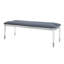 Banc moderne argenté dans la chambre à coucher avec revêtement en mélange confortable et pieds pour siège gris coussiné