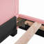 Lit plateforme tapissier en cuir avec ornement en forme de lapin