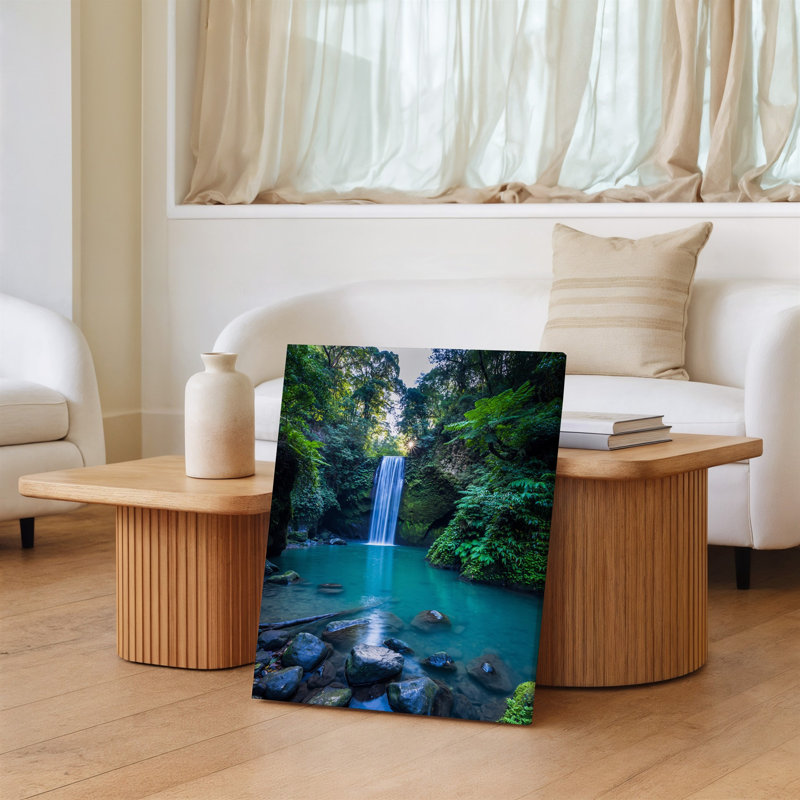 Reproduction d'art sur toile, "Une scène sereine dans une forêt avec une cascade majestueuse en cascade vers le bas"