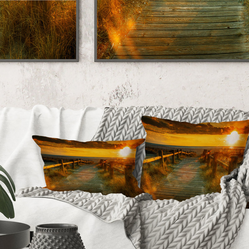 Coussin décoratif «Little Road To The Beach pendant le coucher du soleil» - imprimé nautique et côtier, 16 po x 16 po