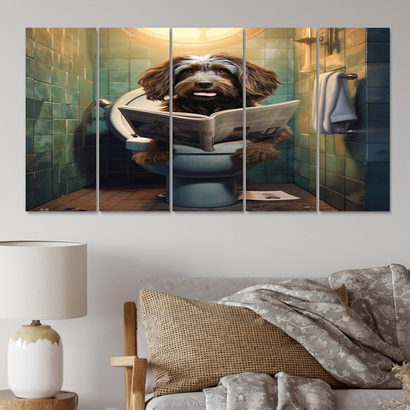 Chien lisant un journal sur une toilette II - animaux, reproduction d'art sur toile - 5 panneaux égaux