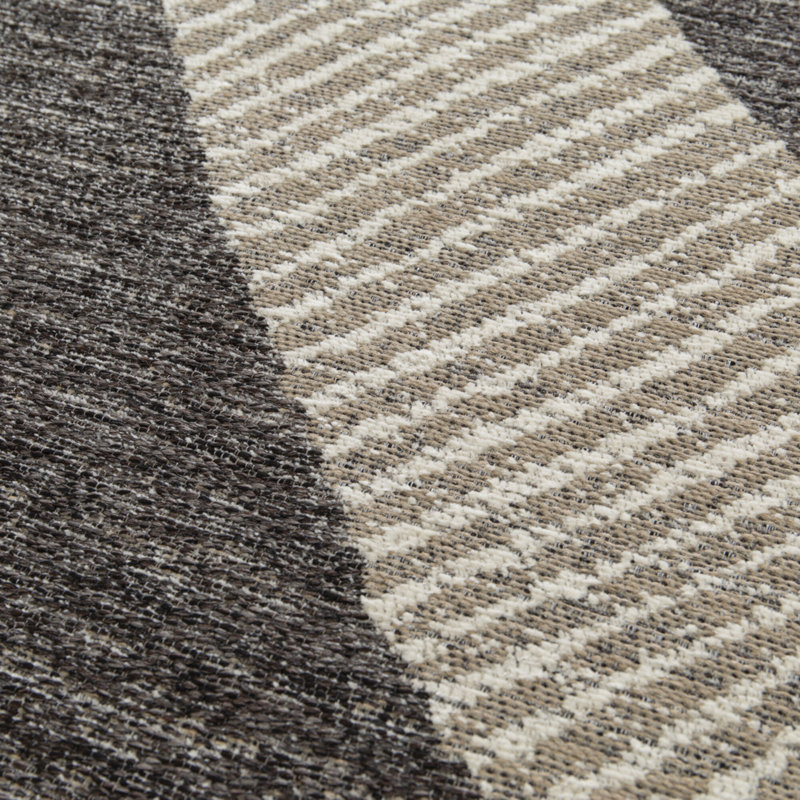 Soft and supple rug in recycled polyester and jute