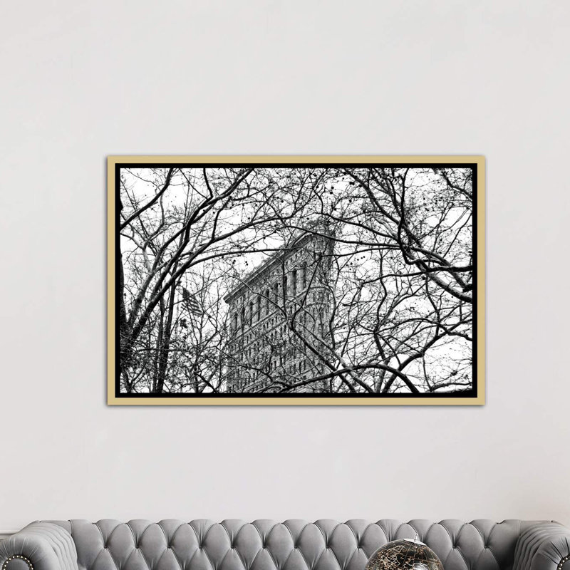 «Veiled Flatiron Building in B&W» par Erin Clark - reproduction de photo, H 26 po x l 40 po x 1,5 po, Toile encadrée d'or
