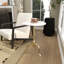 Table d'appoint latérale en marbre blanc avec incrustation dorée et base à volutes, 18 po x 18 po x 25 po-2052456833