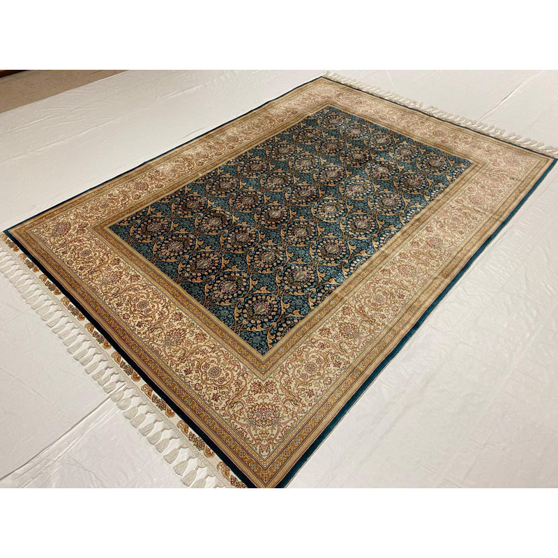 Tapis floral en soie fabriqué à la main 5 pi 7 po x 7 pi 9 po One-of-a-Kind