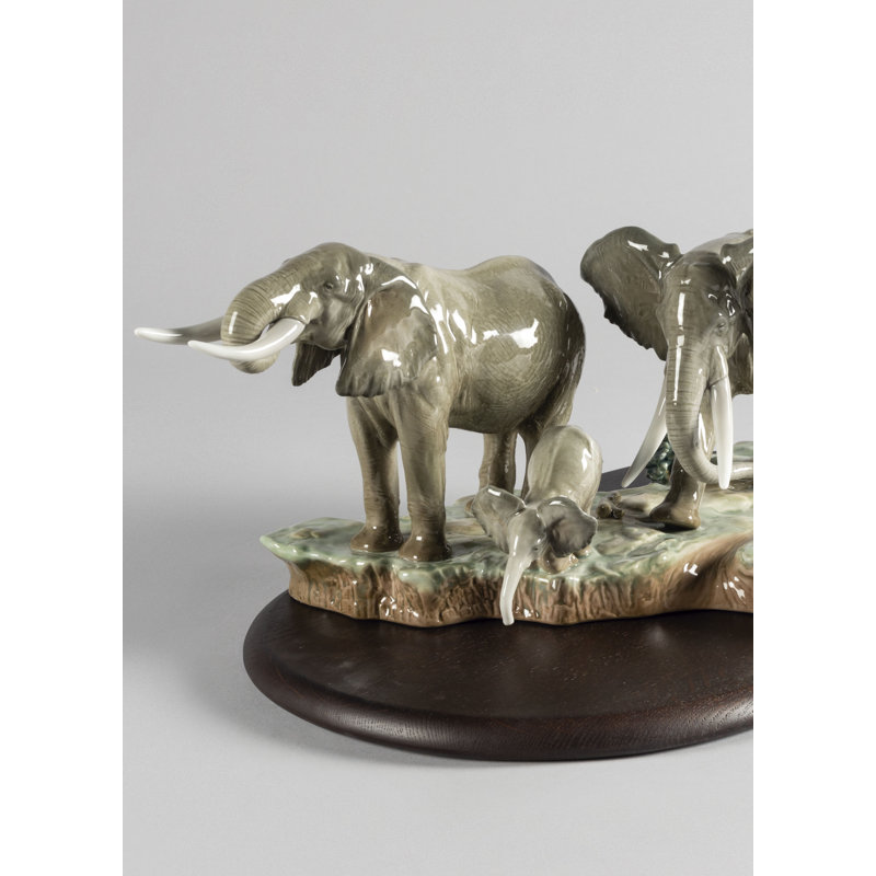 Figurine « a butée along the way elephants »