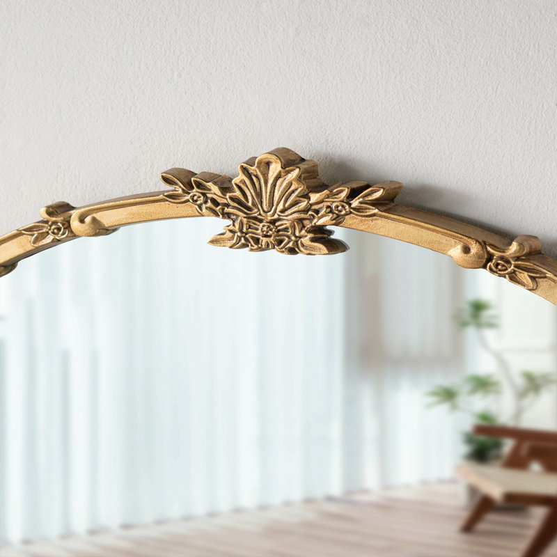 Miroir mural 30 po x 31 po avec finition dorée et écusson décoratif