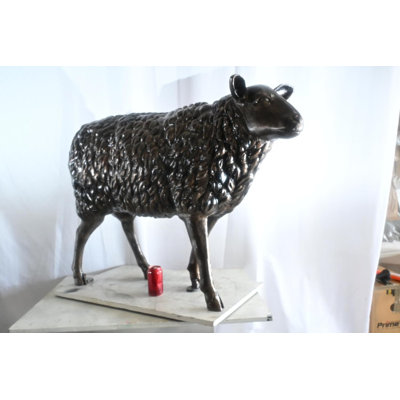 Sculpture en aluminium en forme de mouton en aluminium bronze foncé patiné 46 po x 17 po x H 34 po