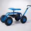 Scooter de jardin roulant durable avec siège pivotant, plateau à outils et grandes roues pour faciliter le déplacement et le rangement