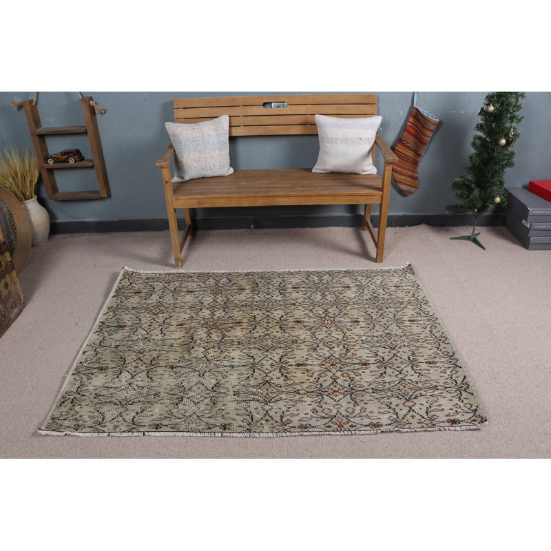 Tapis décoratif beige et brun à motif élégant pour rehausser le décor de votre salon