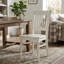 Ensemble de salle à manger 3 pièces en bois blanc de style asiatique avec table ronde sur pied et 2 chaises en bois à dossier à lattes d'inspiration milieu du siècle.