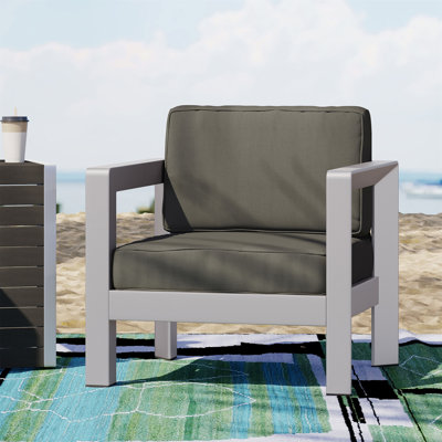 Élégant fauteuil club d'extérieur avec une conception ergonomique et des matériaux résistants aux intempéries pour un confort et une durabilité ultimes