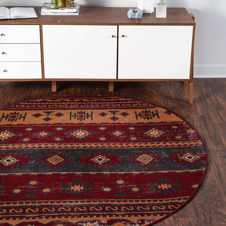 Tapis rouge à motif géométrique