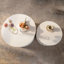 Ensemble de tables basses rondes festonnées blanches-446974062