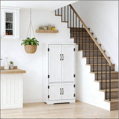 Garde-manger autoportant de style campagnard avec tablettes réglables et rangement multi-scène, parfait pour organiser et maximiser l'espace.
