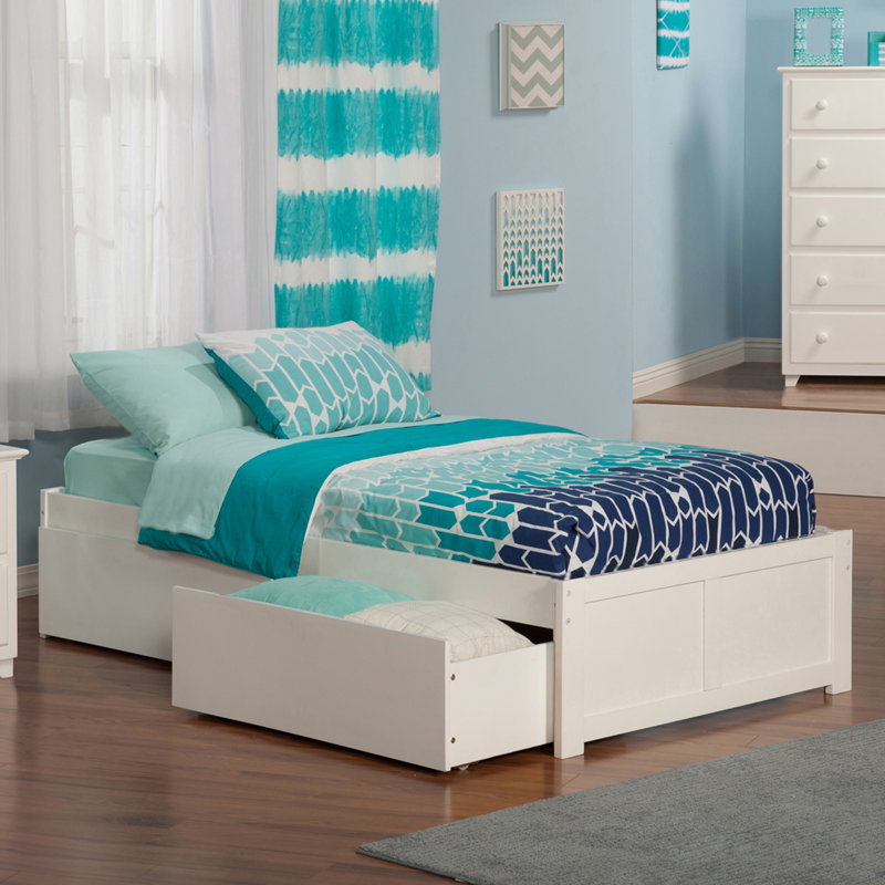 Grand lit plateforme en bois massif Concord avec pied de lit et tiroirs de rangement en caramel clair, Blanc
