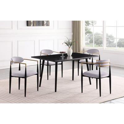 Ensemble repas pour quatre personnes