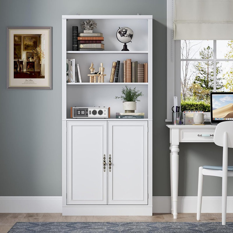 Haute bibliothèque à 5 niveaux avec armoire - 31,5 po de largeur | Bibliothèque sur pied avec portes et tablettes réglables | Poignées en métal | Rangement moderne pour la maison et le bureau